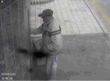 Poznáte osobu od bankomatu pri Slovenskej sporiteľni ?