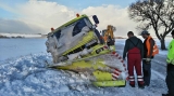 Vozidlo Údržby ciest  zapadlo do záveja