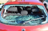20 ročný mladík poškodil prakom 10 áut a 8 domov. Polícia dala návrh na väzbu.