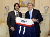 159 Minister vnútra R. Kaliňák odovzdal ministrovi zahraničných vecí Johnymu Kerrymu slovenský hokejový dres. 