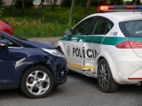 Vodič nedal prednosť policajnému vozidlu