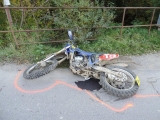 Mladý motocyklista nezvládol jazdu, po náraze do autobusovej zastávky zraneniam podľahol 