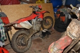 Mladík ukradol z bytu peniaze, potom si kúpil dve motorky a auto