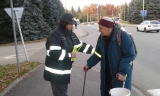 Prešovské preventistky rozdávali chodcom reflexné prvky