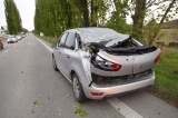 Zlomený strom zasiahol auto 