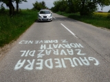 Nápis cez pol cesty spomínajúci vraždu Gauliedera zaujal pozornosť vodičov - AKTUALIZOVANÉ