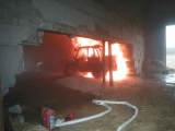 Pri požiari poľnohospodárskeho stroja sa splodinami horenia nadýchala jedna osoba
