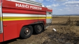 Pri včerajšom požiari poľa a pracovného stroja zasahovali aj Pobedimskí hasiči