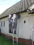 Pobedimskí hasiči pri odstraňovaní hniezda s bodavým hmyzom v rodinnom dome