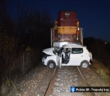 Vlak tlačil auto asi 200 m pred sebou