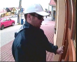 Poznáte totožnosť muža na fotkách?