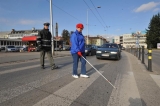 Funkciu bielej slepeckej palice vysvetlia policajti vodičom na priechodoch pre chodcov