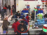 Dvaja muži kradli v Tescu alkohol