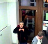 Buďte opatrní pri výbere peňazí z bankomatu