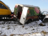 Dopravná nehoda osobného vlaku a dodávkového automobilu na železničnom priecestí vo Veľkej Pake  - AKTUALIZOVANÉ - pridané fotografie, správa KR HaZZ