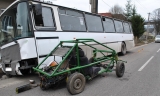 Na podomácky vyrobenom vozidle sa zrazil s autobusom