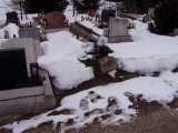             Na cintoríne kradli kríže, polámané predali v zberných surovinách