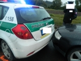 Podgurážená vodička nezastavila policajnej hliadke, potom im narazila do auta