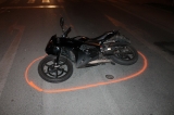 Vodič auta nedal prednosť motocyklistovi.  Ovládate zásady správnej jazdy cez križovatku?