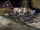 Po uhasení požiaru boli nájdené dve obhorené telá